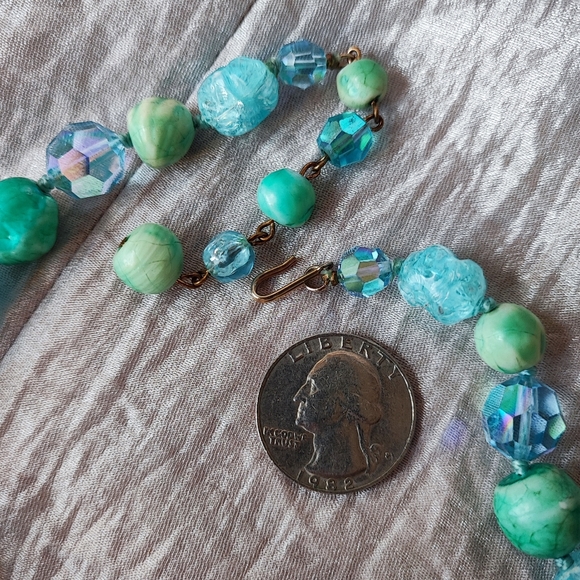 Blue Aurora Borealis Faceted Crystal Stone Gold Tone Green Necklace Vintage EUC - Picture 2 of 7